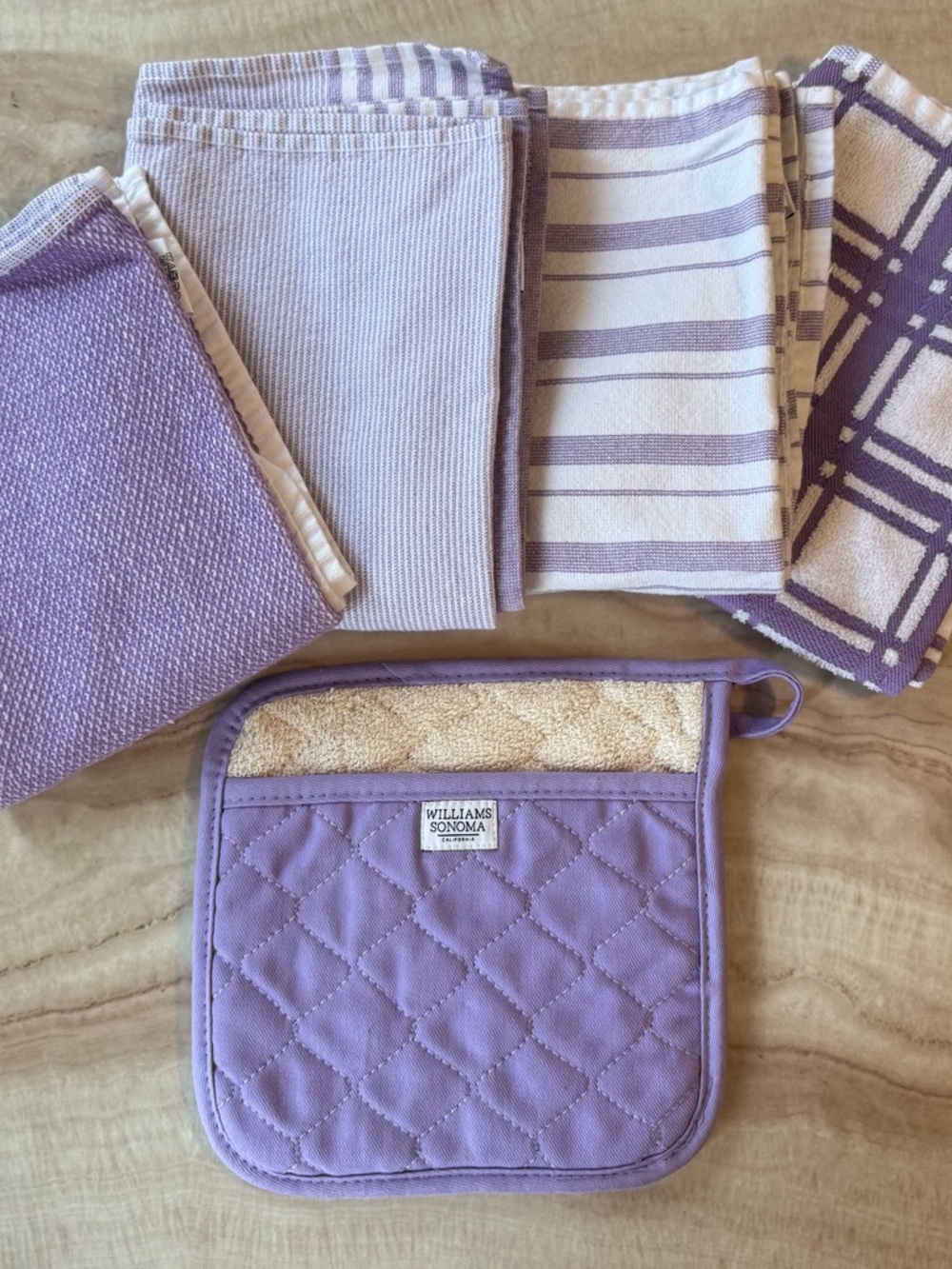 WILLIAMS SONOMA LAVENDER POTHOLDER & TEA TOWEL SET 

NWOT

4 TOWELS-1 POTHOLDER